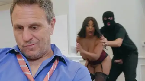 Burglar concludes up fuckin' a buxomy dark-hued with fat bobos