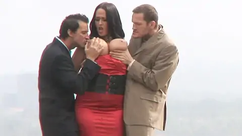 Curvy dark-haired with meaty orbs in dominating 3 way outdoors